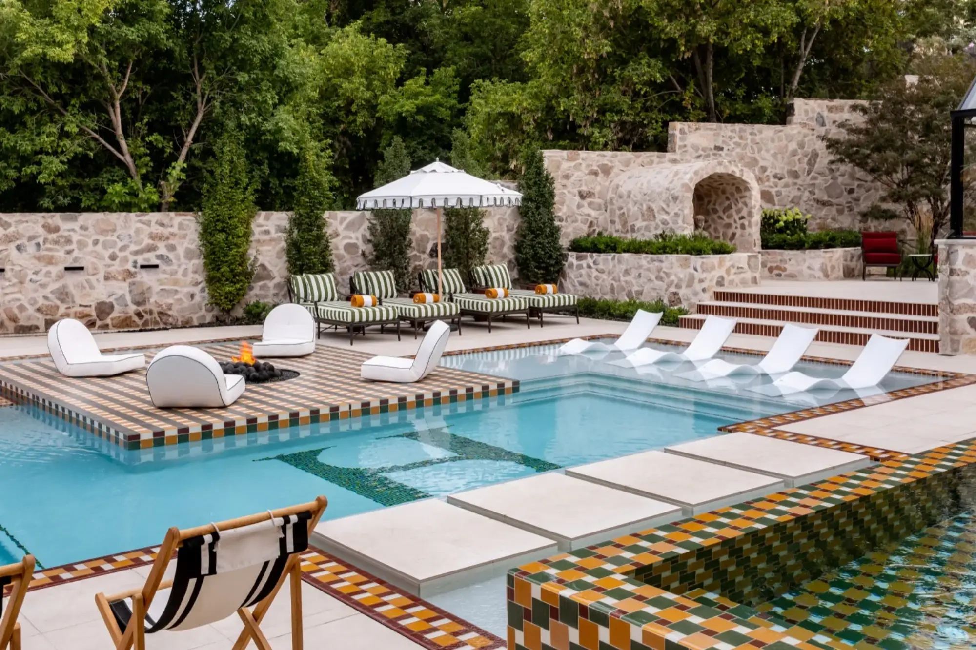Modern Elm zero-edge pool with submerged seating. Photo by Lindsay Salazar.